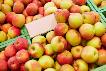 Äpfel in Kiste mit leerem Schild