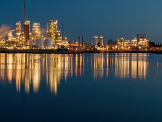 Naklejka premium Petrochemical plant at night