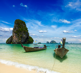Fototapeta na wymiar Długi ogon łodzi na plaży, Tajlandia