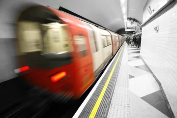 Cercles muraux Rouge, noir, blanc Train en mouvement