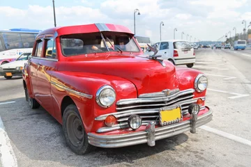 Abwaschbare Fototapete Kubanische Oldtimer Klassischer roter Plymouth in Havanna. Kuba.