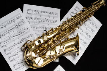 Saxophon mit Notenblätter