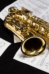 Obraz premium Saxophon mit Notenblätter