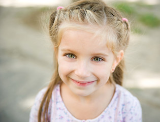 Fototapeta premium smiling liitle girl close-up