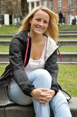 Fototapeta na wymiar Junge Frau in Stadtpark