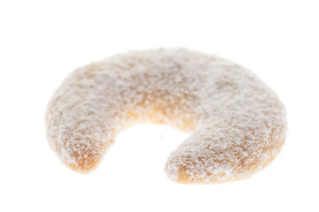 Kekse: Vanillekipferl von vorne auf weißem Hintergrund