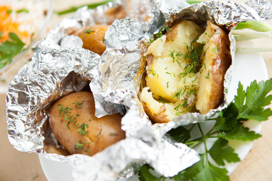 Potatoes baked in foil