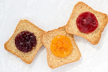 fette biscottate con marmellata