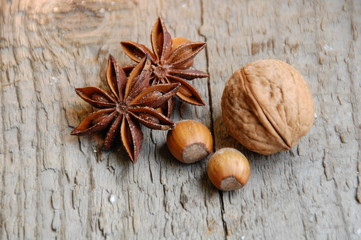 Sternanis und Nüsse