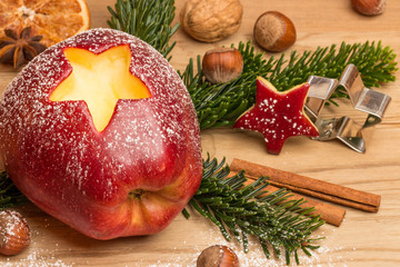 ausgestochener Apfel mit Puderzucker und Nüssen