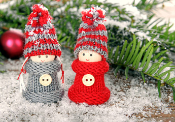 Junge und Mädchen im Schnee