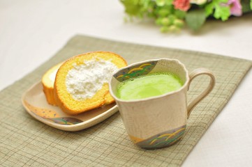抹茶オレとロールケーキ
