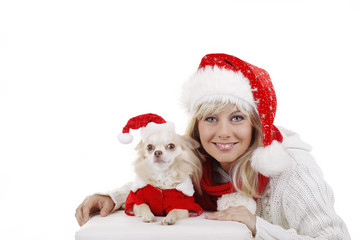 Frau und Hund tragen Weihnachtsmützen