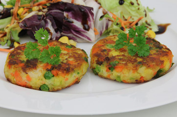 Gemüsebürger mit Salat