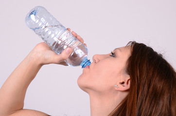 durstige frau beim trinken