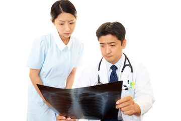議論中の医師と看護師