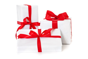 Geschenke in weißem Geschenkpapier