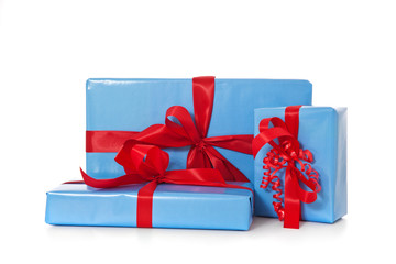 Geschenke in blauem Geschenkpapier