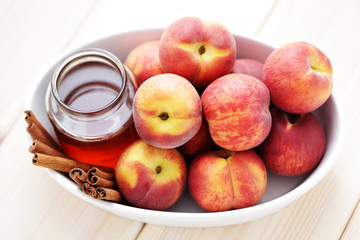peaches with honey and cinnamon