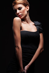 Fototapeta na wymiar piękna elegancka kobieta w czarnej sukni