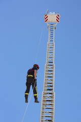 Bombero realizando practicas