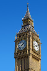 Fototapeta na wymiar Big Ben Wieża Zegarowa Westminster w Londynie z błękitnego nieba.
