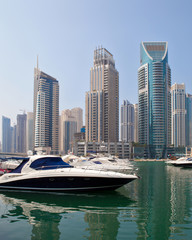 Fototapeta na wymiar Bateau ? la Dubai Marina