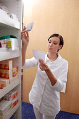 Apothekengehilfin mit Rezept und Arznei