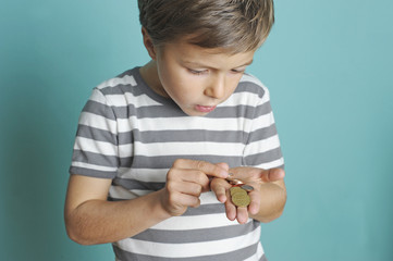 Kind zählt konzentriert sein Geld