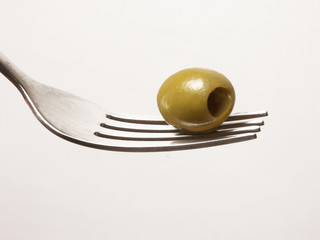 Aceituna verde en un tenedor.