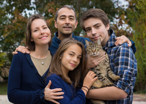 famille au complet avec le chat