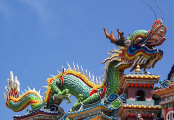 Fototapeta na wymiar Colorful dragon statue on china temple roof.