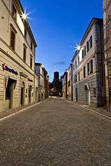 Fototapeta na wymiar Matelica, Corso Vittorio Emanuele na zmierzchu