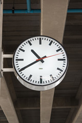 Fototapeta na wymiar Publiczny zegar na stacji kolejowej