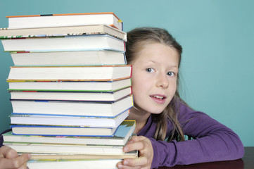 Mädchen mit vielen Büchern