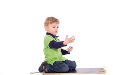 Kind starrt seine Hand ein …