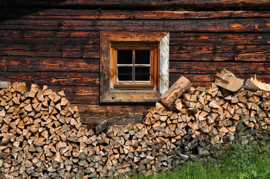 Fototapeta Fototapeta Ściana z oknem drewnianej chaty alpejskiej do pokoju
