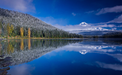 Fototapeta na wymiar Scenic widok ośnieżone Górze i jego odbicie w jeziorze