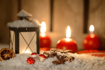 Leuchtende Laterne zu Weihnachten mit Kerze