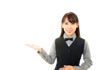お客様を案内する笑顔のウェイトレス