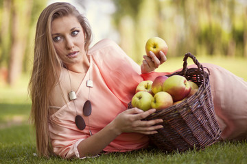 Piękna kobieta z koszem jabłek - obrazy, fototapety, plakaty