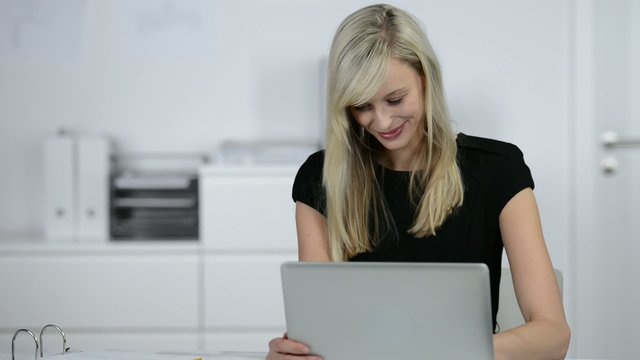 geschäftsfrau arbeitet am laptop