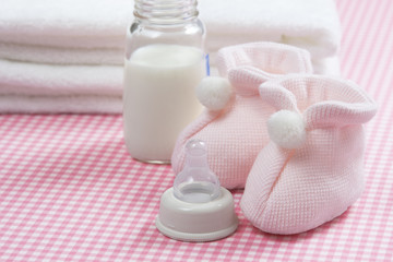 赤ちゃんの靴下と哺乳瓶