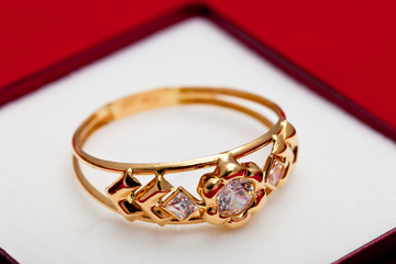 Gold ring with white zirconia enchased © David Acosta Allely