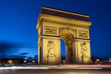 Fototapeta na wymiar Paryż, Łuk Triumfalny w nocy