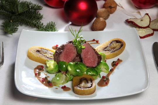 Geschmorter Hasenr&uuml;cken mit Waldpilzrolade und Rosenkohl