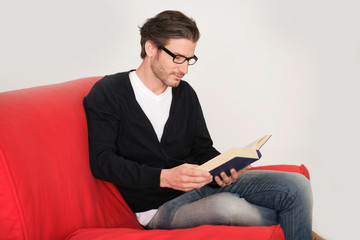 Junger Mann beim Lesen