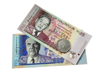 Две банкноты и монета Маврикия.