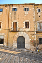 Girona, puerta en arco de medio punto con grandes dovelas