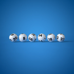 6 Lottokugeln in einer Reihe auf blauem Hintergrund